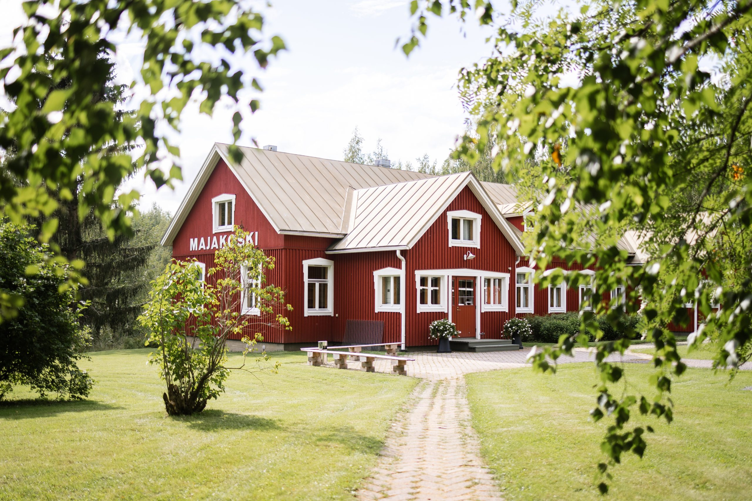 Majakosken juhlatilan punainen päärakennus kesäisenä päivänä